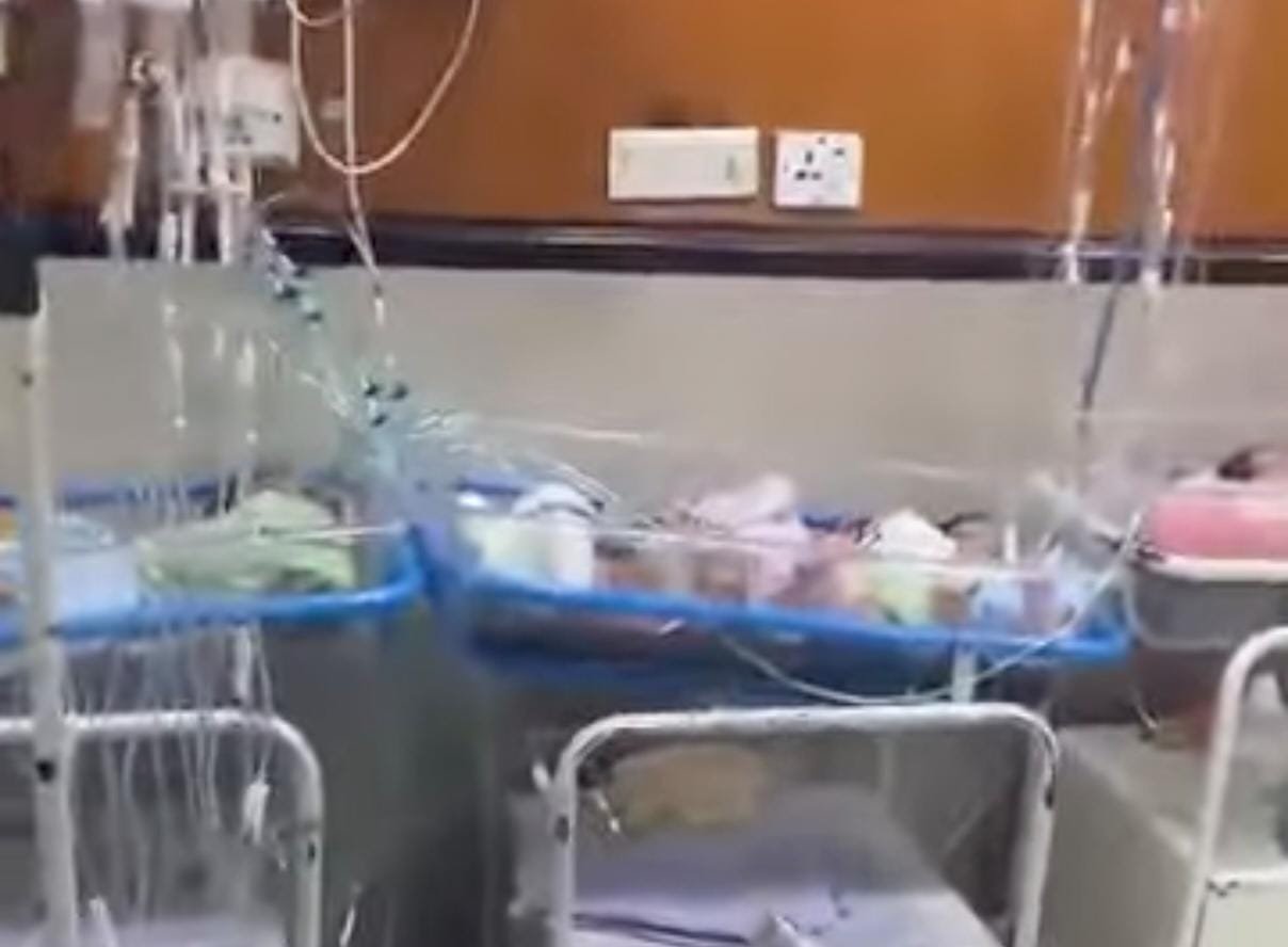 یہ صرف پمز کا معاملہ نہیں، یہی زبوں حالی ڈی ایچ کیو ساہیوال کی بھی ہےجہاں 30 بچوں کی نرسری میں 184 نوزائیدہوں کو رکھا گیا ہے