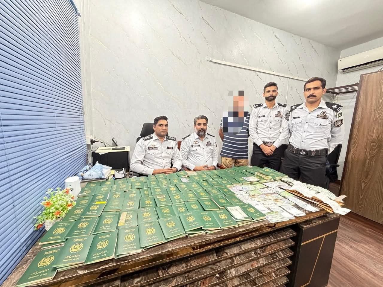 ایف آئی اے کی کاروائی 305 پاکستانی پاسپورٹس 100 شناختی کارڈز برآمد