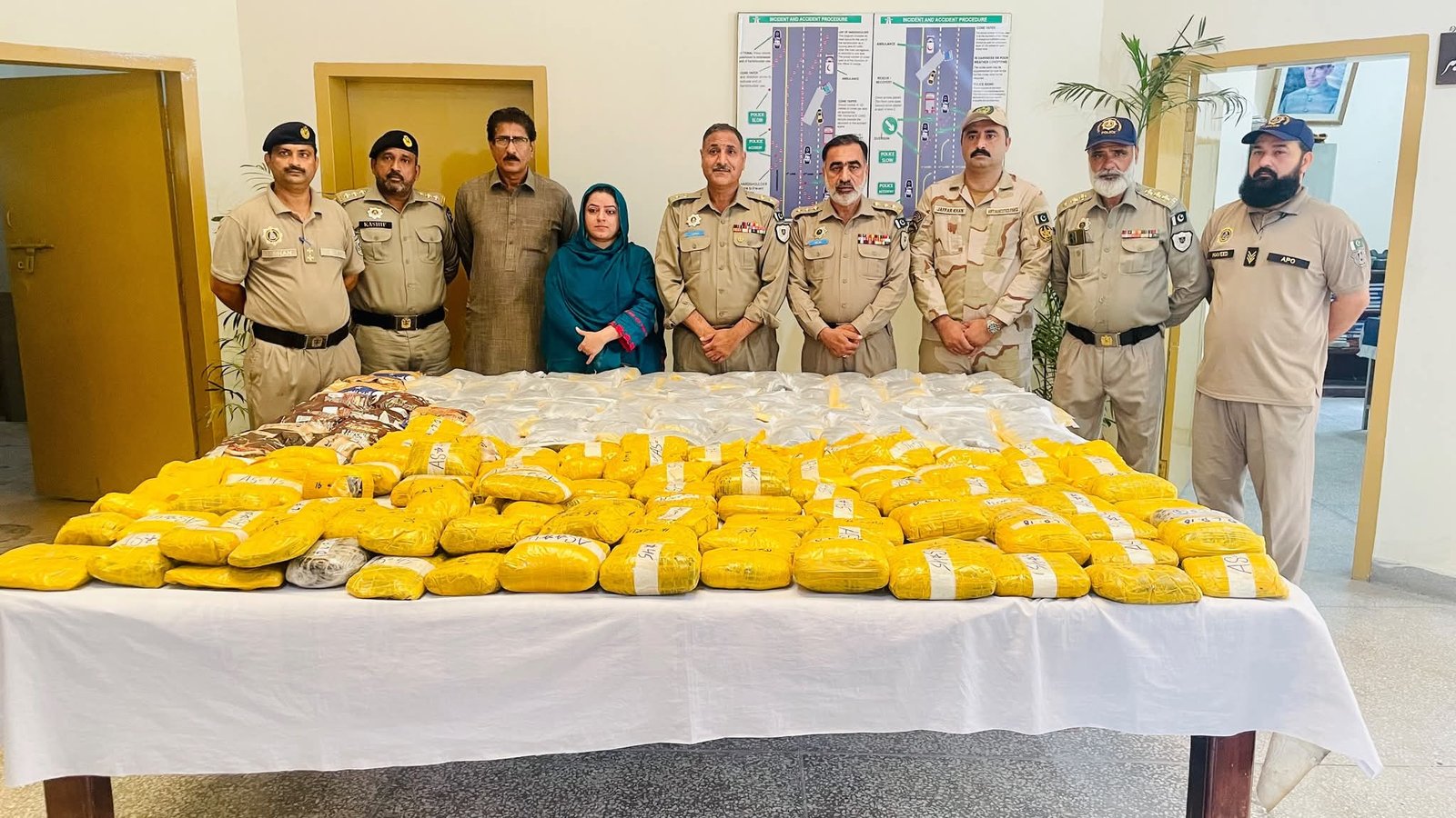 موٹروے پولیس نے 155 کلو گرام افیون اور 88 کلو چرس برآمد کرلی