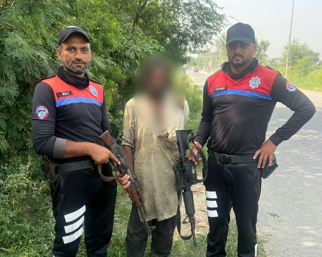 انوکھا گداگر بھکاری کے روپ میں اسلحہ کی سپلائی