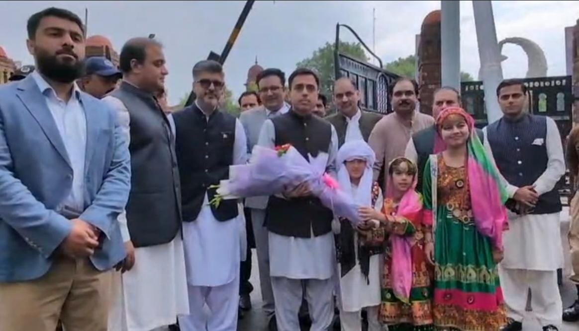 یومِ دفاعِ پاکستان ٹاؤن ہال لاہور میں پروقار تقریب شہداء کو خراجِ تحسین اور پرچم کشائی