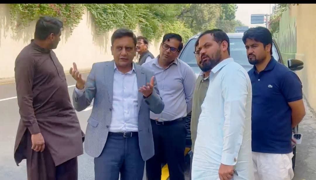 ڈی جی ایل ڈی اے طاہر فاروق کا کینال بینک روڈ پر مختلف انڈر پاسز کا دورہ