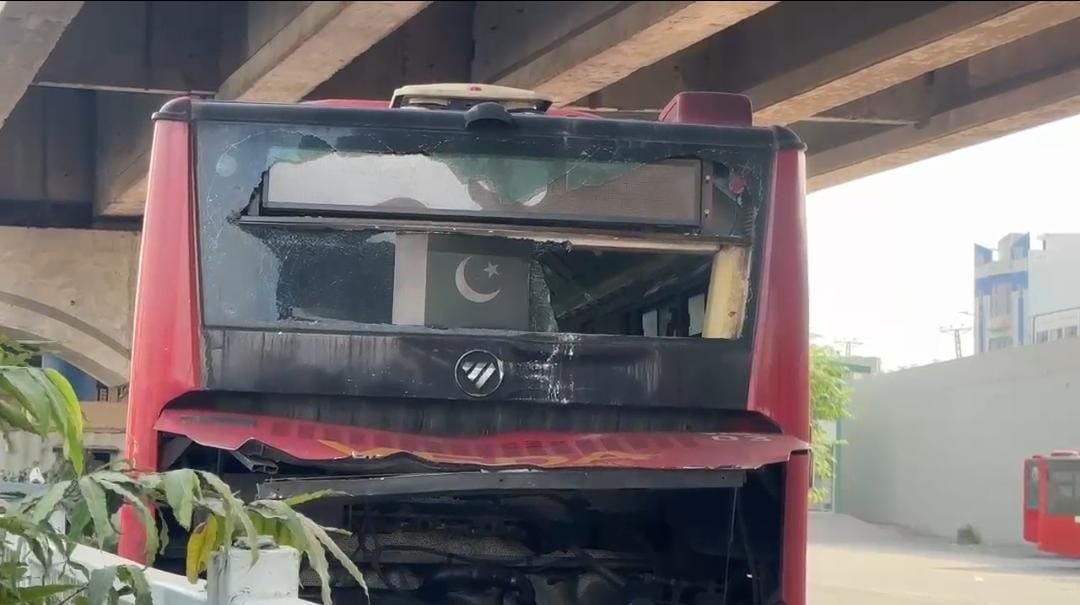 سپیڈو بس اور میٹرو بس کے درمیان حادثہ